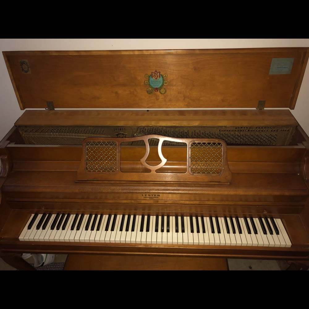 Lester 1956 Betsy Ross Spinet Piano.